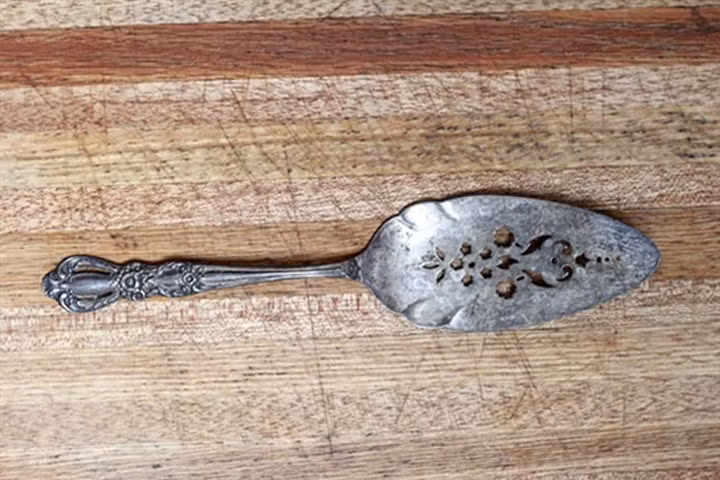 Hô biến muỗng nĩa inox xuống màu mới toanh chỉ với một nốt nhạc
