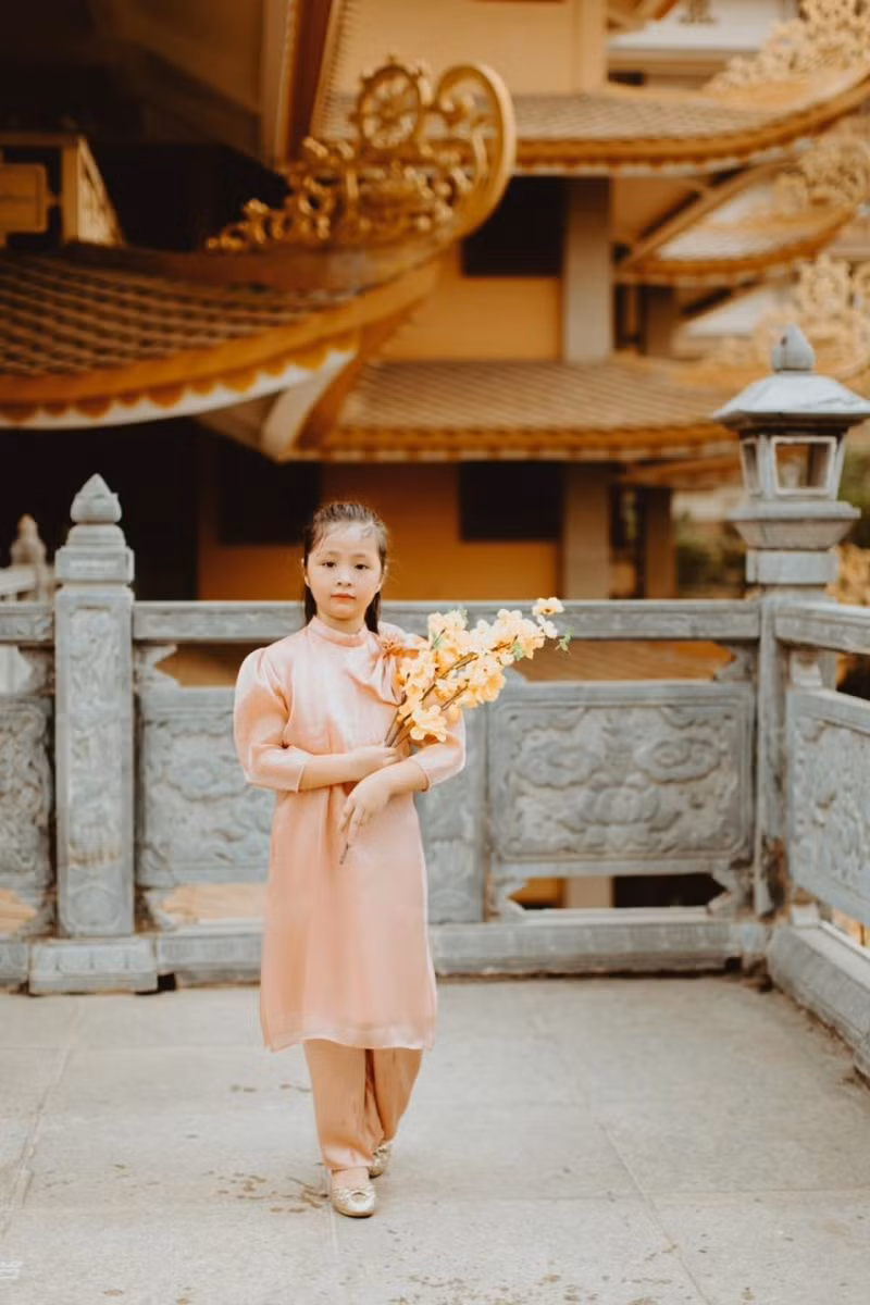 Hình ảnh "đốn tim" của Cadie Mộc Trà khi diện áo dài Tết đi lễ chùa ảnh 4