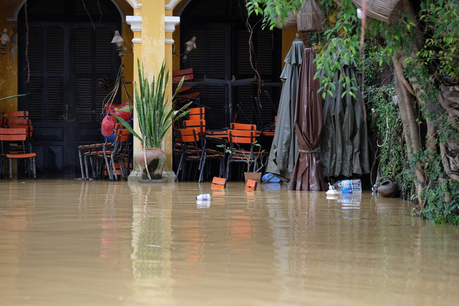 Bàn ghế của các cửa hàng kinh doanh đều bị nước nhấn chìm.