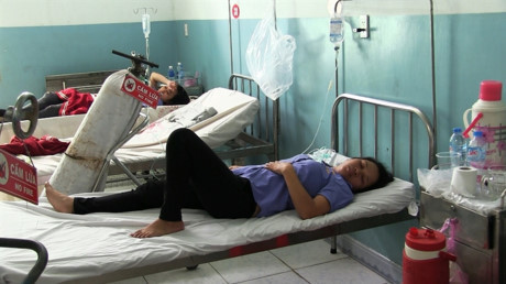 Hít phải mùi lạ, hàng chục công nhân nhập viện cấp cứu - Ảnh 2 Hit phai mui la, hang chuc cong nhan nhap vien cap cuu - Anh 2