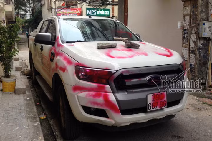 Hà Nội: Lái xe ngã ngửa nhìn ô tô bị xịt sơn hồng chằng chịt