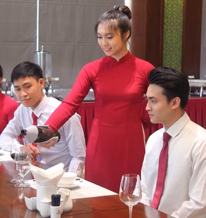 SV ngành Khách sạn Trường ĐH Nguyễn Tất Thành thực tập tại Khách sạn Central Palace.