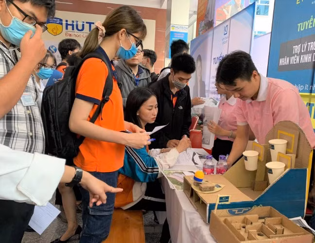 Sinh viên HUTECH trong ngày hội phỏng vấn - tuyển dụng.