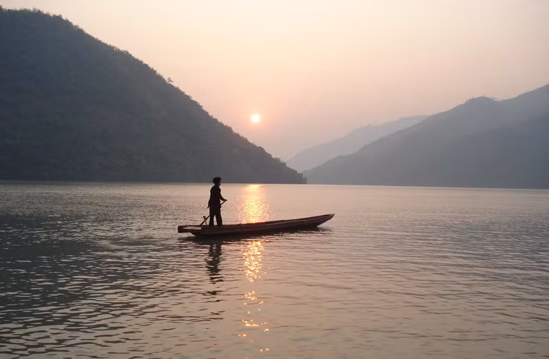 Đi thuyền trên lòng hồ sông Đà.