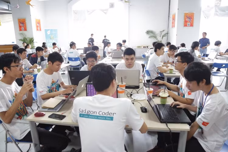 Học viên đang theo học ngành CNTT tại Saigon Coder.