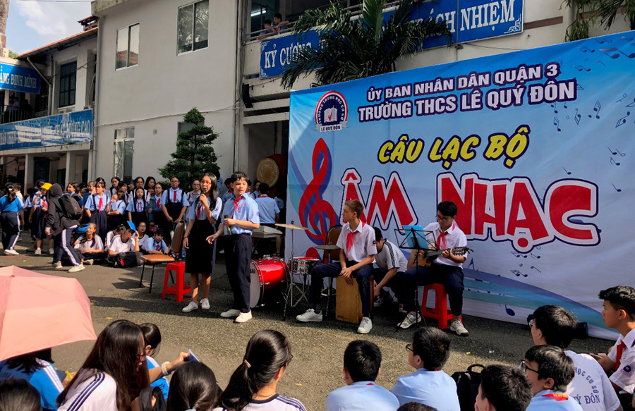 Giờ ra chơi tràn ngập âm nhạc vào thứ Sáu của học sinh Trường THCS Lê Quý Đôn Giờ ra chơi tràn ngập âm nhạc vào thứ Sáu của học sinh Trường THCS Lê Quý Đôn