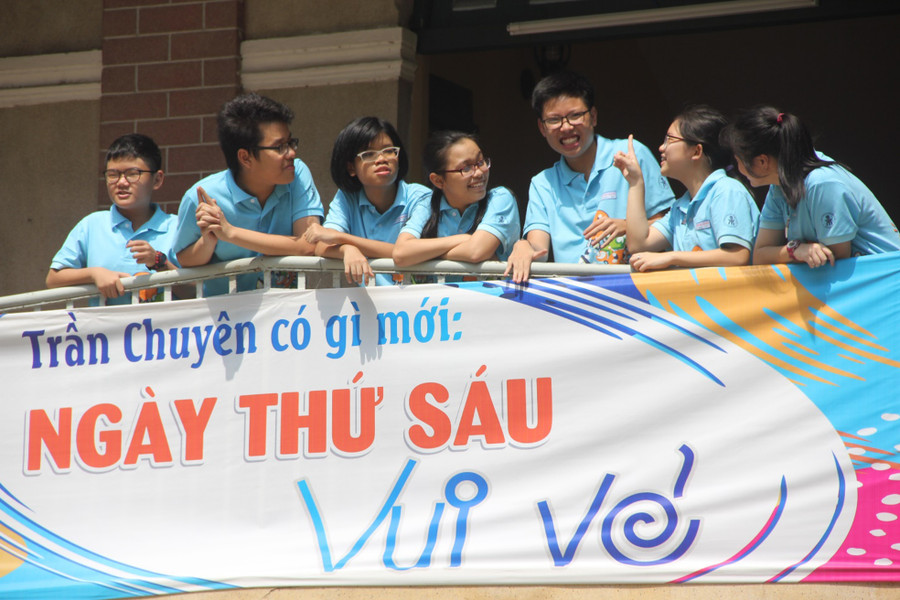 Học sinh Trường THPT chuyên Trần Đại Nghĩa được mặc áo đồng phục của lớp tới trường vào ngày thứ Sáu hàng tuần