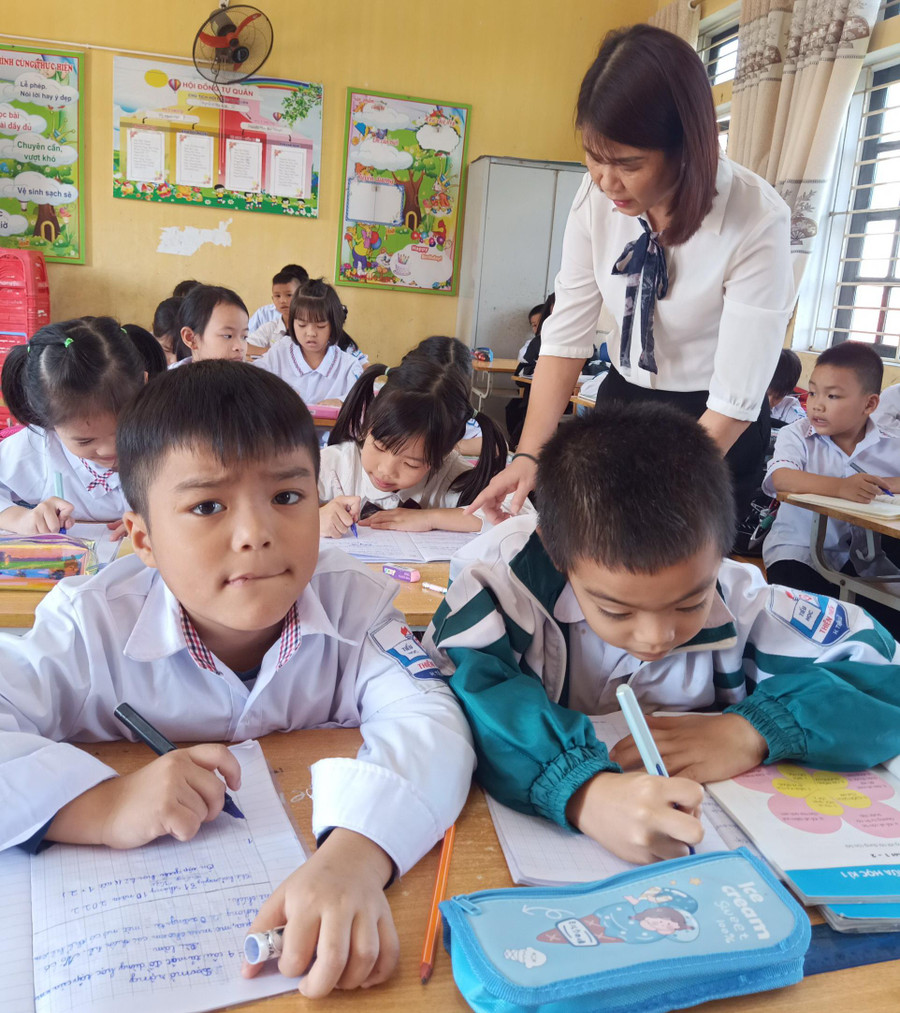 Cô - trò Trường Tiểu học Thiện Phiến (Tiên Lữ, Hưng Yên). Ảnh: NTCC