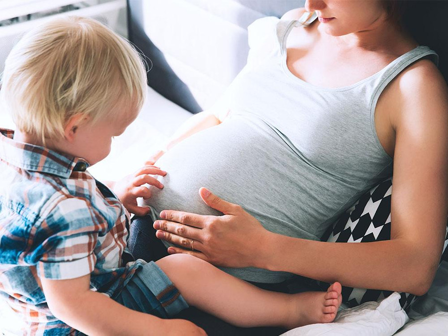 Trẻ nhỏ thường quan tâm đến việc mang thai và cách em bé được hình thành.