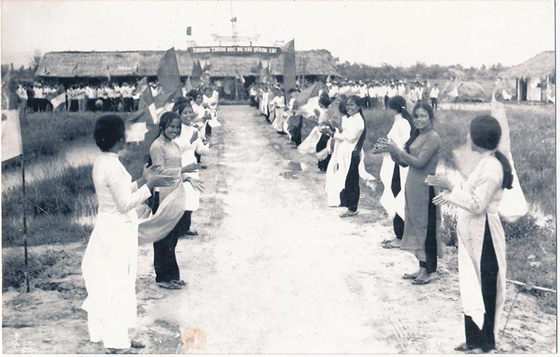 Nữ sinh Trường Trung học Đệ nhị cấp Quảng Trị (tiền thân của Trường THPT Đông Hà) từng đón nhiều đoàn khách trong và ngoài nước đến thăm. Nữ sinh Trường Trung học Đệ nhị cấp Quảng Trị (tiền thân của Trường THPT Đông Hà) từng đón nhiều đoàn khách trong và ngoài nước đến thăm.