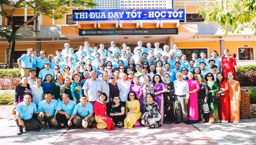 Học sinh khóa 1976 - 1979 chụp ảnh với thầy cô nhân kỷ niệm 40 năm ngày ra trường (1979 - 2019) tại trường.