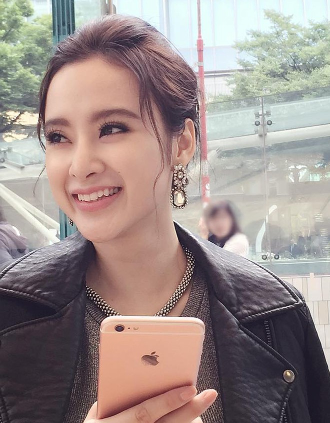 Angela Phương Trinh cũng khéo léo khoe chiếc điện thoại mới trên Facebook với dòng trạng thái: "I love pink". "Bà mẹ nhí" cho biết, cô nhanh tay đặt mua sản phẩm của Apple để hợp với phong cách nữ tính đang theo đuổi, cũng như giúp cô thuận tiện hơn trong công việc. Hot girl Việt thi nhau khoe iPhone 6S màu vàng hồng