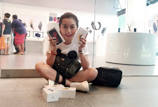 Trong khi đó, DJ Quỳnh Nhi rủ bạn bè sang tận Singapore và xếp hàng suốt 25 tiếng để mua iPhone 6S. Không may mắn có được phiên bản vàng hồng, hot girl quyết định lấy màu xám 128GB. Nữ DJ tiết lộ, chức năng khiến cô thích nhất ở iPhone 6S là phần chụp ảnh được nâng cấp lên 5 MP cho camera trước và 12 MP cho camera sau. Hot girl Việt thi nhau khoe iPhone 6S màu vàng hồng