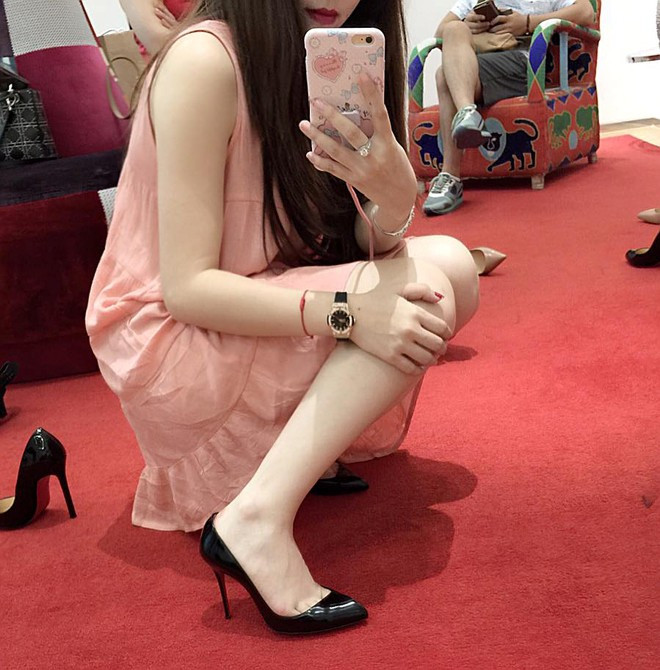 Nguyễn Bích Hằng (Hằng Túi) chia sẻ ảnh chụp cùng iPhone 6S màu vàng hồng thu hút hơn 3.000 like (thích). Vợ cũ của Đăng Nguyên (em trai ca sĩ Đăng Khôi) là gương mặt khá nổi trên mạng, với gần 200.000 người theo dõi. Bích Hằng cho hay, khi biết iPhone 6S có mặt tại Việt Nam, cô ngay lập tức đi mua để "chạy đua công nghệ" cùng bạn bè. Hot girl Việt thi nhau khoe iPhone 6S màu vàng hồng