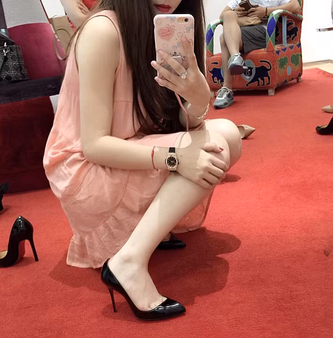 Hot girl Việt thi nhau khoe iPhone 6S màu vàng hồng