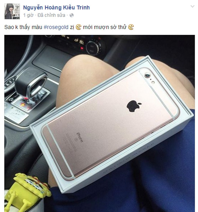 Hot girl "đẹp như tranh vẽ" Kiều Trinh cũng khoe trên Facebook ảnh chụp iPhone 6S vừa bóc hộp. 9X chia sẻ, đây là điện thoại cô mượn từ một người bạn để xem thử các tính năng mới. Theo Kiều Trinh, iPhone 6S màu vàng hồng ở ngoài nhìn không khác mấy so với phiên bản vàng (gold) từng ra mắt trước đó của iPhone 6 và 6 Plus. Hot girl Việt thi nhau khoe iPhone 6S màu vàng hồng