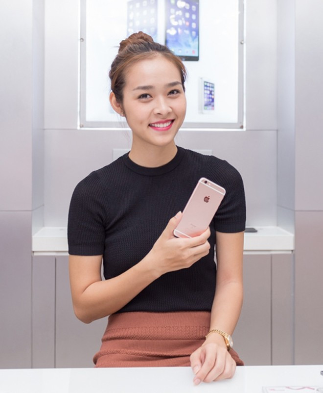 Diệp Bảo Ngọc bật mí, cô là "tín đồ" màu hồng. Vì thế, khi nghe tin Apple cho ra mắt iPhone 6S vàng hồng, cô nhanh chóng đặt hàng để trở thành một trong những người đầu tiên tại Việt Nam sở hữu chiếc điện thoại này. Diệp Bảo Ngọc là hot girl khá nổi tiếng tại Sài thành. Sau khi lập gia đình và sinh con, cô trở lại màn ảnh với vai diễn trong phim Ải mỹ nhân. Hot girl Việt thi nhau khoe iPhone 6S màu vàng hồng