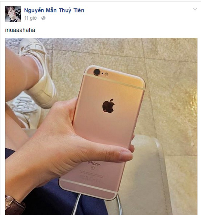 Mẫn Tiên may mắn hơn các hot girl khác khi được tận tay mua iPhone 6S màu vàng hồng tại Nhật Bản. Vừa bay sang đất nước mặt trời mọc chuẩn bị du học, hot girl đã tậu ngay cho mình sản phẩm mới của Apple. Tự nhận mình là "tín đồ của trái táo khuyết", Mẫn Tiên cho biết, cô khá hài lòng với thiết kế nữ tính và những cải tiến mới của iPhone 6S. Hot girl Việt thi nhau khoe iPhone 6S màu vàng hồng