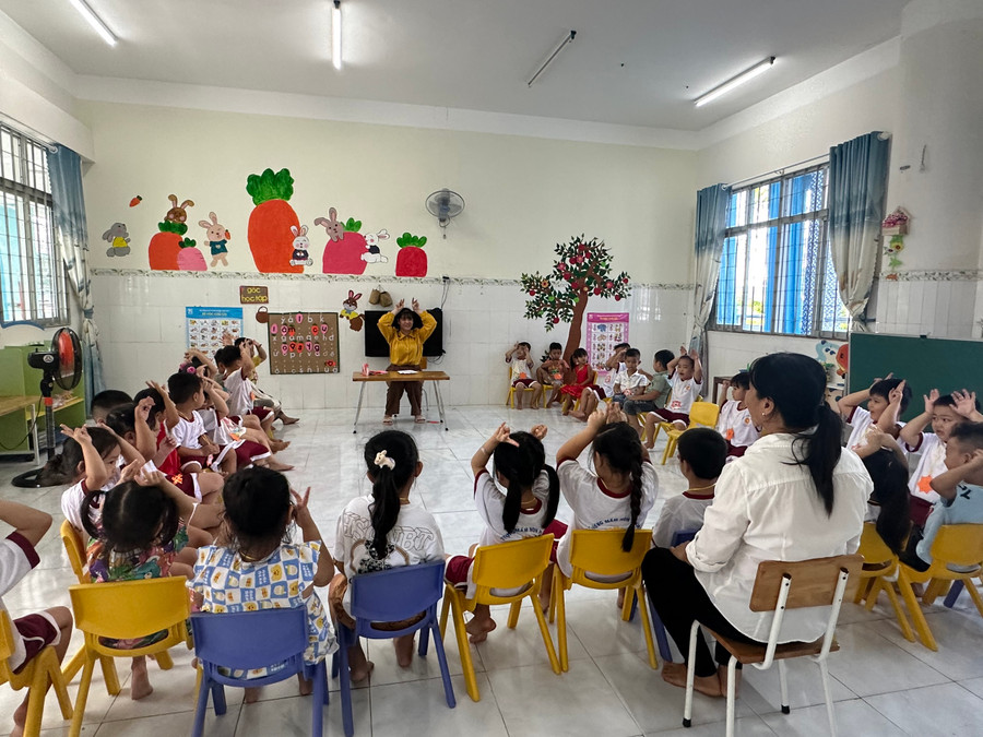 Cô, trò mầm non vui vẻ nhập học ngay từ buổi đầu.