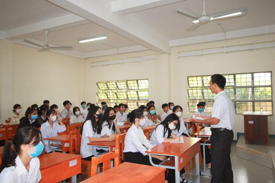 Thầy, trò THPT tỉnh Tiền Giang trao đổi trong buổi tựu trường sáng 28/8.