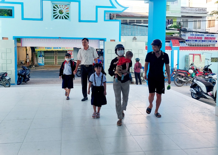 Phụ huynh ở TP Sóc Trăng (tỉnh Sóc Trăng) đưa con đến trường sáng 28/8.