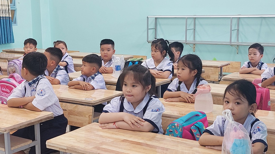 HS lớp 1 ổn định nền nếp ngay từ buổi học đầu tiên.