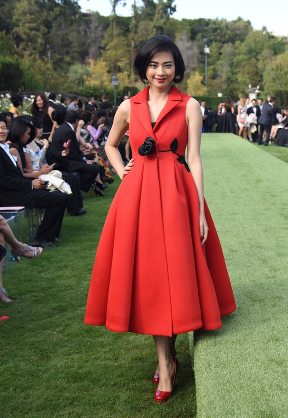 Góp mặt tại show xuân hè của Đỗ Mạnh Cường, Ngô Thanh Vân nổi bật trong bộ đầm đỏ do chính chủ nhân buổi diễn thiết kế. Bộ cánh tôn nước da trắng, dáng vẻ yêu kiều của "đả nữ" điện ảnh Việt, đồng thời đưa cô vào danh sách sao mặc đẹp tuần qua. Thủy Top, Đông Nhi dẫn đầu nhóm sao mặc đẹp trong tuần