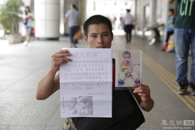 Cảm động ông bố liệt hai chân bò khắp nơi tìm con mất tích - Ảnh 2 Cảm động ông bố liệt hai chân bò khắp nơi tìm con mất tích - Ảnh 2