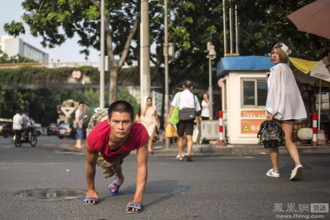 Ông bố liệt hai chân bò khắp nơi tìm con mất tích