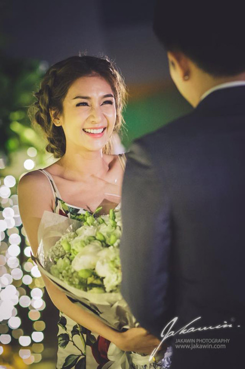 Chân dài Thái khóc nức nở khi đại gia quỳ gối cầu hôn
