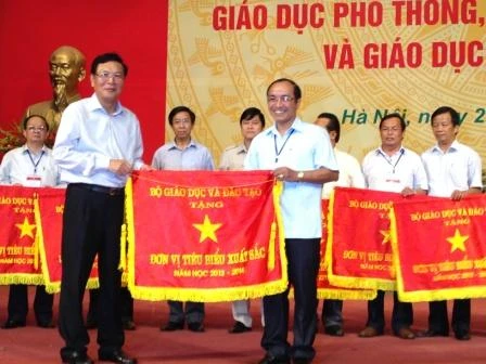 Bộ trưởng Bộ GD&ĐT Phạm Vũ Luận trao Cờ "Đơn vị tiêu biểu xuất sắc" cho Sở GD&ĐT Hà Tĩnh năm học 2013 - 2014