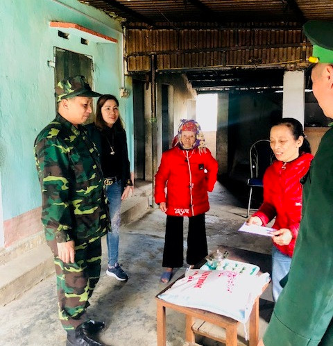 Những món quà nhỏ nhưng có ý nghĩa tinh thần lớn đối với người dân nghèo Quảng Đức. Những món quà nhỏ nhưng có ý nghĩa tinh thần lớn đối với người dân nghèo Quảng Đức.