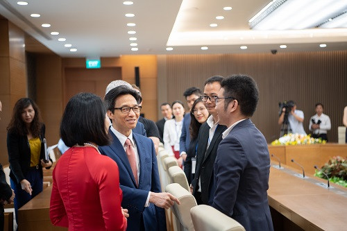 Phó Thủ tướng Vũ Đức Đam gặp gỡ các đại biểu tại Diễn đàn. Phó Thủ tướng Vũ Đức Đam gặp gỡ các đại biểu tại Diễn đàn.