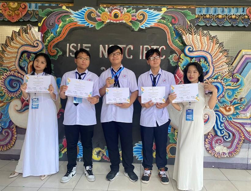 Nhóm học sinh Trường THPT chuyên Hạ Long giành huy chương Vàng Kỳ thi Khoa học và sáng chế quốc tế năm 2022. Nhóm học sinh Trường THPT chuyên Hạ Long giành huy chương Vàng Kỳ thi Khoa học và sáng chế quốc tế năm 2022.