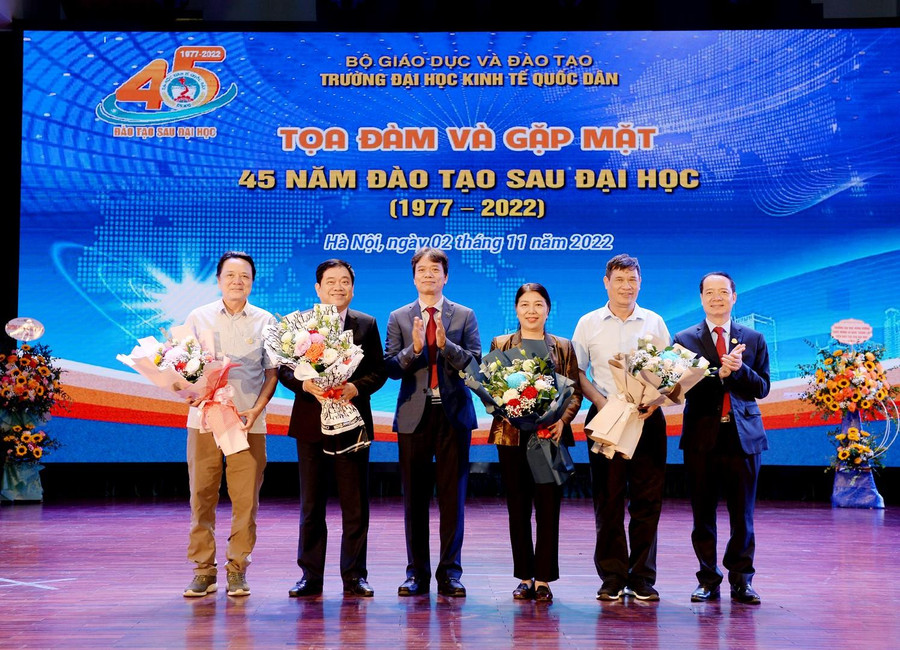 GS.TS Phạm Hồng Chương - Hiệu trưởng Nhà trường và PGS.TS Lê Trung Thành - Viện trưởng Viện Đào tạo Sau ĐH tặng hoa tri ân các thế hệ lãnh đạo Viện Đào tạo Sau ĐH.