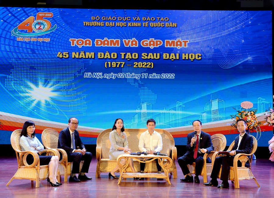 Các diễn giả và đại biểu cùng nhau trao đổi, thảo luận tại tọa đàm.