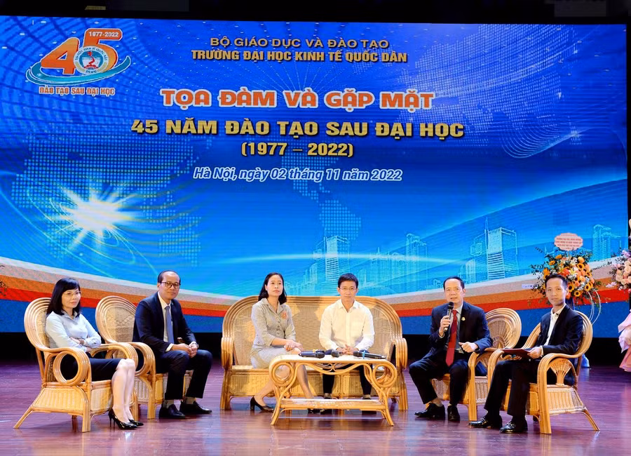 Các diễn giả và đại biểu cùng nhau trao đổi, thảo luận tại tọa đàm.