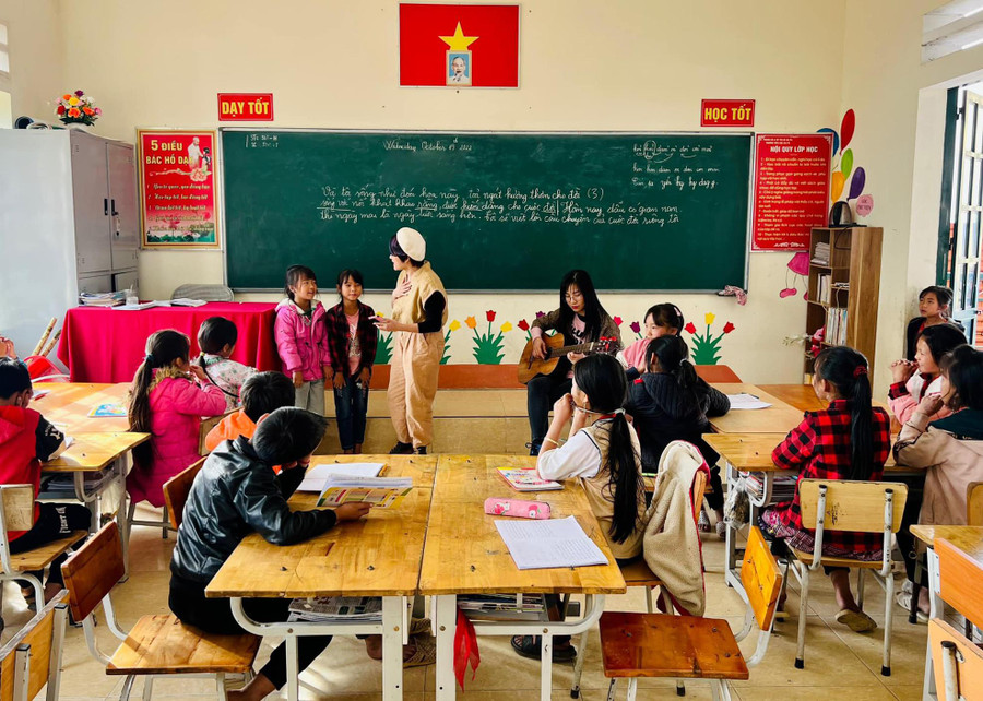 Giáo viên, học sinh Olympia còn dạy hát cho các em nhỏ vùng cao. Giáo viên, học sinh Olympia còn dạy hát cho các em nhỏ vùng cao.