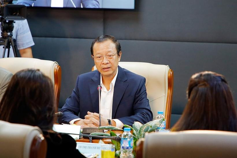 Thứ trưởng Bộ GD&ĐT Phạm Ngọc Thưởng tham dự buổi Tọa đàm “Sách giáo khoa và câu chuyện xã hội hóa giáo dục”. Thứ trưởng Bộ GD&ĐT Phạm Ngọc Thưởng tham dự buổi Tọa đàm “Sách giáo khoa và câu chuyện xã hội hóa giáo dục”.