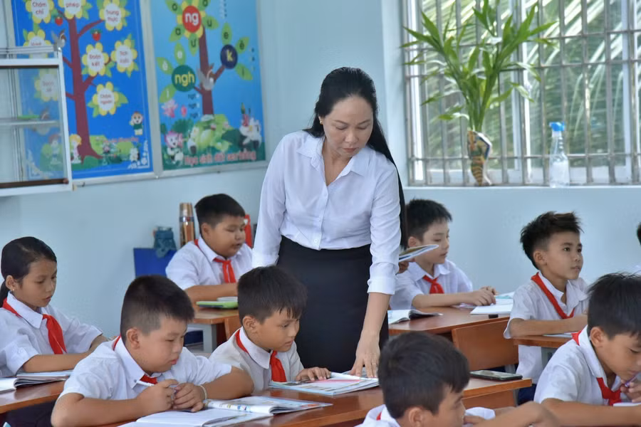 Cô và trò Trường Tiểu học Bình Phú (huyện Tân Hồng, tỉnh Đồng Tháp) trong giờ học tiếng Anh.