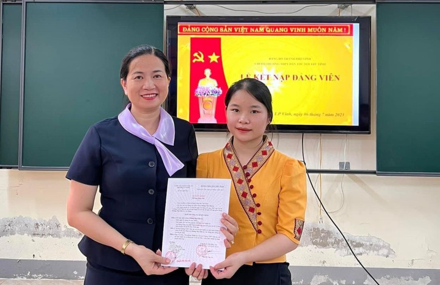 Cô Nguyễn Thị Kiều Hoa trao chứng nhận kết nạp Đảng cho học sinh. Ảnh NTCC Cô Nguyễn Thị Kiều Hoa trao chứng nhận kết nạp Đảng cho học sinh. Ảnh NTCC