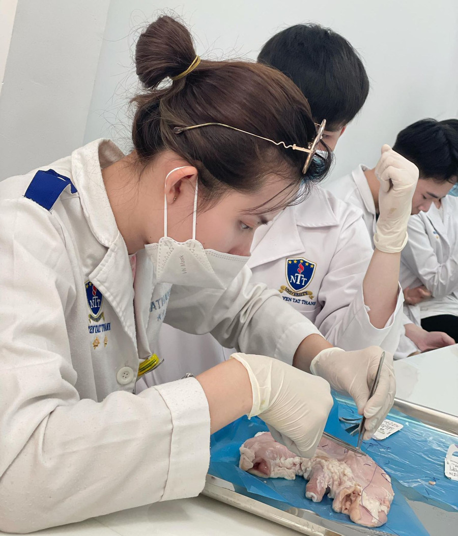 Lưu học sinh Lào, Detvongsa Chanthana, đang theo học chuyên ngành Y Đa khoa tại Trường Đại học Nguyễn Tất Thành. Lưu học sinh Lào, Detvongsa Chanthana, đang theo học chuyên ngành Y Đa khoa tại Trường Đại học Nguyễn Tất Thành.