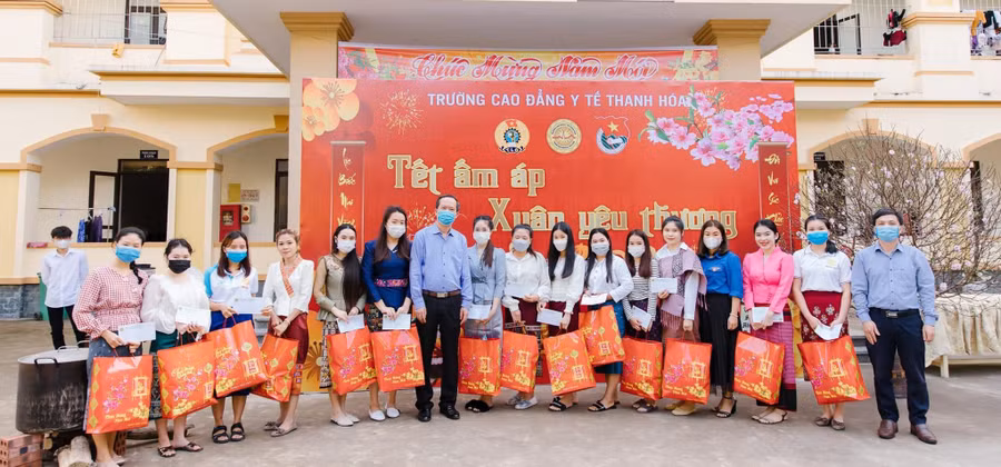 Trường Cao đẳng Y tế Thanh Hóa tổ chức “Xuân ấm áp, Tết yêu thương” giúp lưu học sinh trải nghiệm đón Tết Việt. Ảnh: NTCC Trường Cao đẳng Y tế Thanh Hóa tổ chức “Xuân ấm áp, Tết yêu thương” giúp lưu học sinh trải nghiệm đón Tết Việt. Ảnh: NTCC