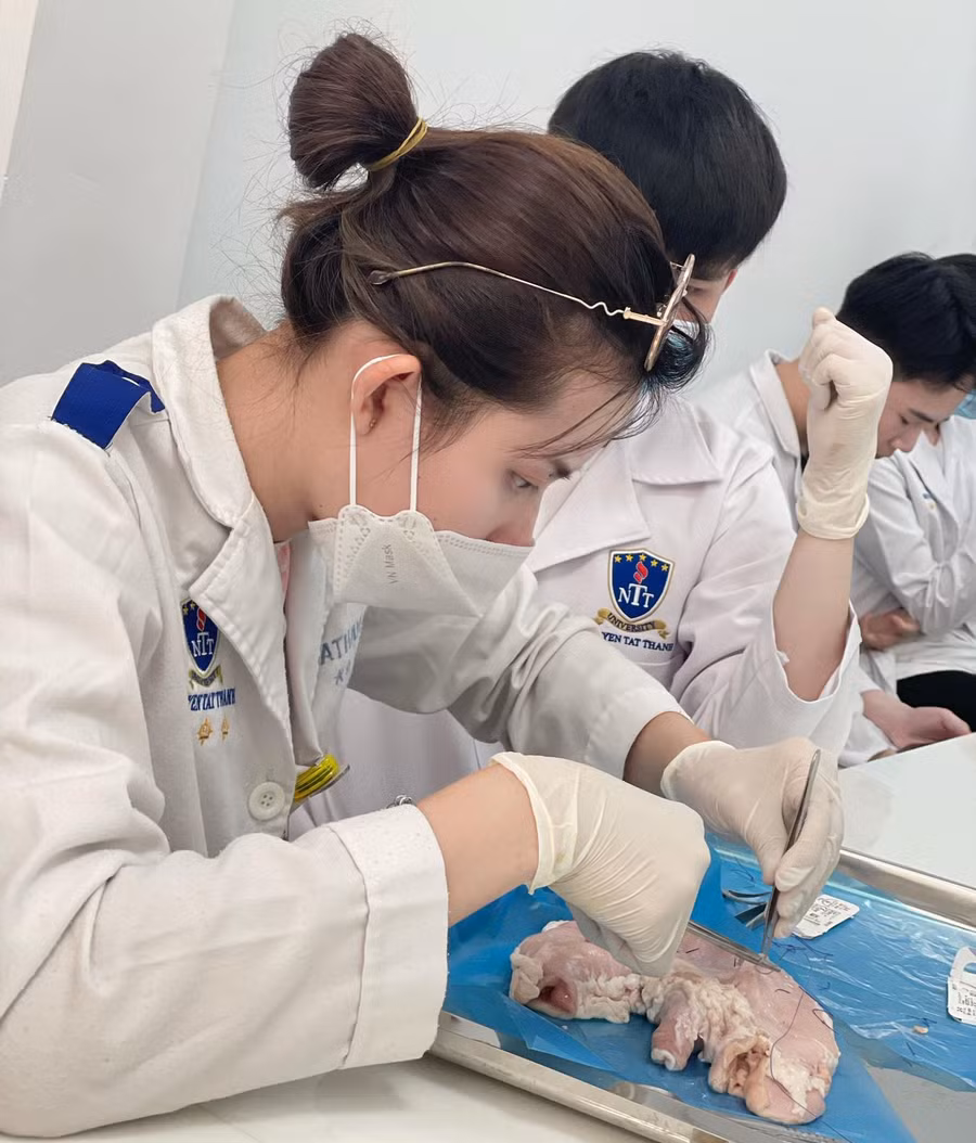 Lưu học sinh Lào, Detvongsa Chanthana, đang theo học chuyên ngành Y Đa khoa tại Trường Đại học Nguyễn Tất Thành. Lưu học sinh Lào, Detvongsa Chanthana, đang theo học chuyên ngành Y Đa khoa tại Trường Đại học Nguyễn Tất Thành.