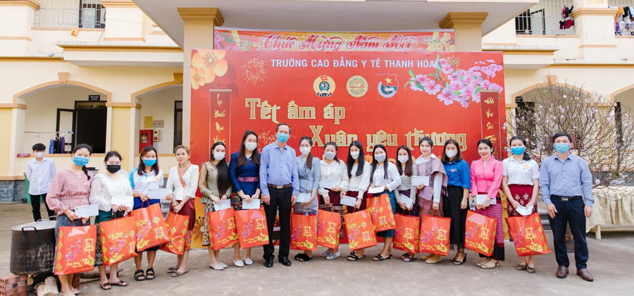 Trường Cao đẳng Y tế Thanh Hóa tổ chức “Xuân ấm áp, Tết yêu thương” giúp lưu học sinh trải nghiệm đón Tết Việt. Ảnh: NTCC Trường Cao đẳng Y tế Thanh Hóa tổ chức “Xuân ấm áp, Tết yêu thương” giúp lưu học sinh trải nghiệm đón Tết Việt. Ảnh: NTCC