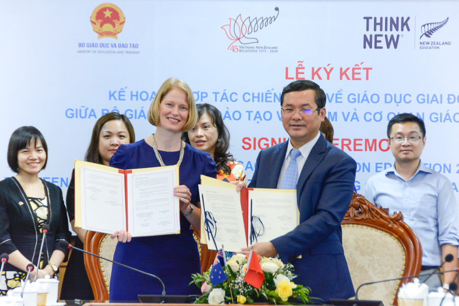 Thứ trưởng Nguyễn Văn Phúc và Đại sứ đặc mệnh toàn quyền New Zealand tại Việt Nam - bà Wendy Matthews ký kết Kế hoạch Hợp tác Chiến lược về Giáo dục giai đoạn 2020 - 2023. Ảnh: Moet Thứ trưởng Nguyễn Văn Phúc và Đại sứ đặc mệnh toàn quyền New Zealand tại Việt Nam - bà Wendy Matthews ký kết Kế hoạch Hợp tác Chiến lược về Giáo dục giai đoạn 2020 - 2023. Ảnh: Moet