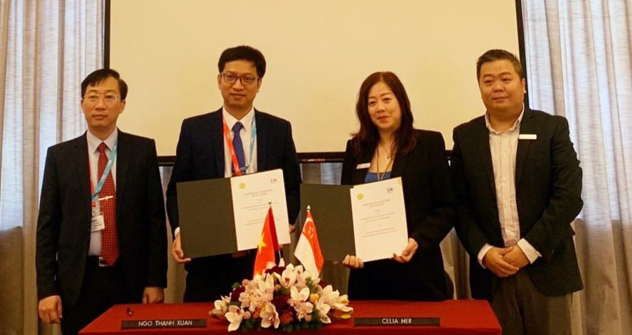 Trường THPT chuyên Lào Cai (tỉnh Lào Cai) ký hợp tác với Học viện Quản lý Singapore. Ảnh: NTCC Trường THPT chuyên Lào Cai (tỉnh Lào Cai) ký hợp tác với Học viện Quản lý Singapore. Ảnh: NTCC