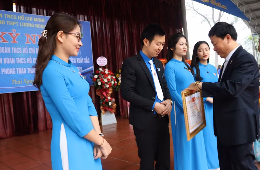 Thầy giáo Nguyễn Thanh Hà, Hiệu trưởng nhà trường trao Bằng khen của Trung ương Đoàn cho Đoàn trường, Bí thư Đoàn trường