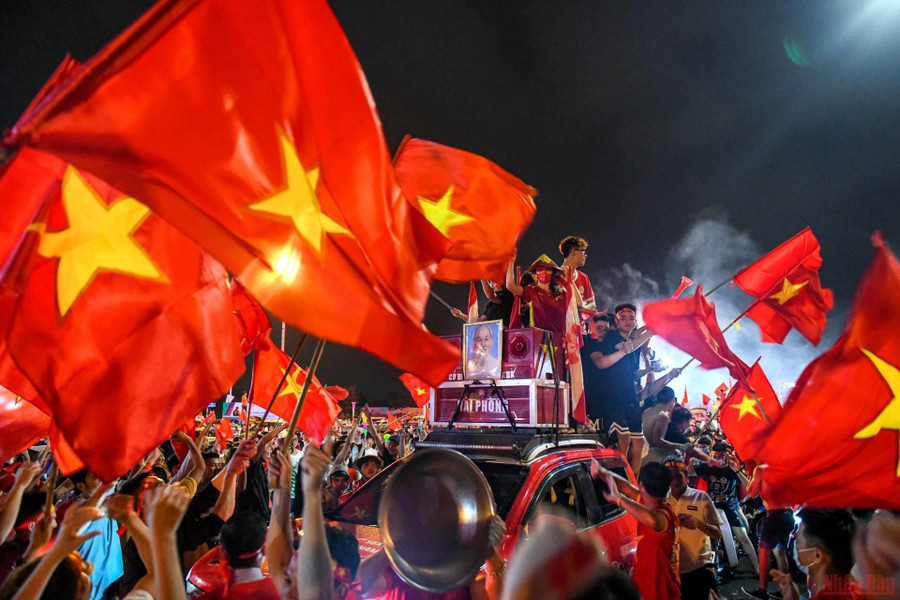 Cổ động viên Việt Nam đổ ra đường sau khi U23 Việt Nam bảo vệ thành công chức vô địch SEA Games 31. Cổ động viên Việt Nam đổ ra đường sau khi U23 Việt Nam bảo vệ thành công chức vô địch SEA Games 31.