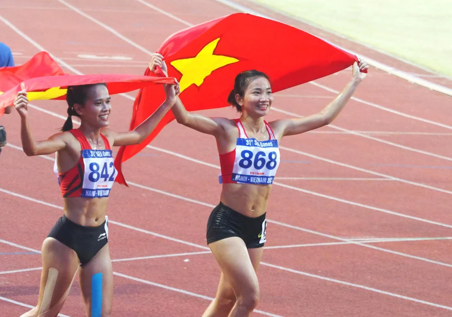 Tuyển thủ điền kinh Nguyễn Thị Oanh (bên phải) ăn mừng chiến thắng tại SEA Games 31.